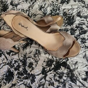 Qupid Women's Taupe and Gold Heels